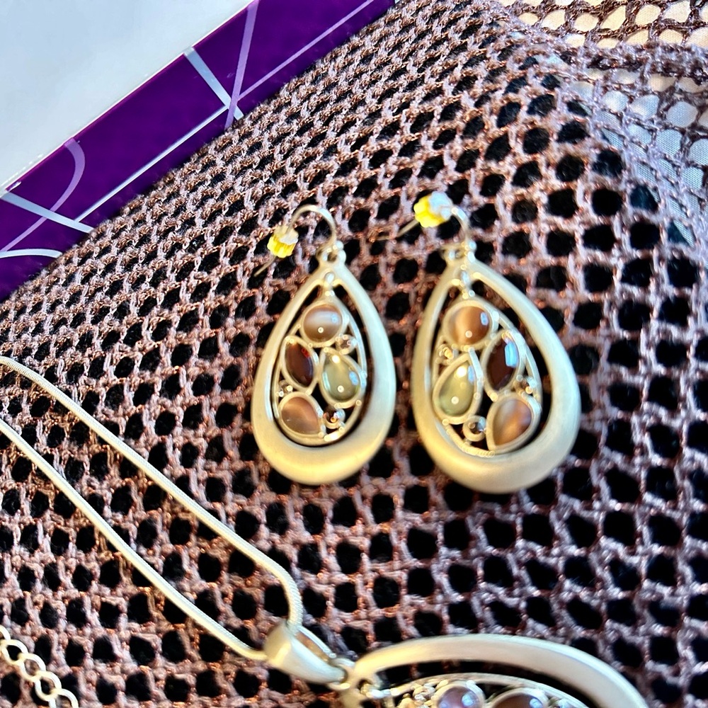 Lia Sophia Elegant Gold Jewelry Set with Intricate Design - Picture 5 of 5